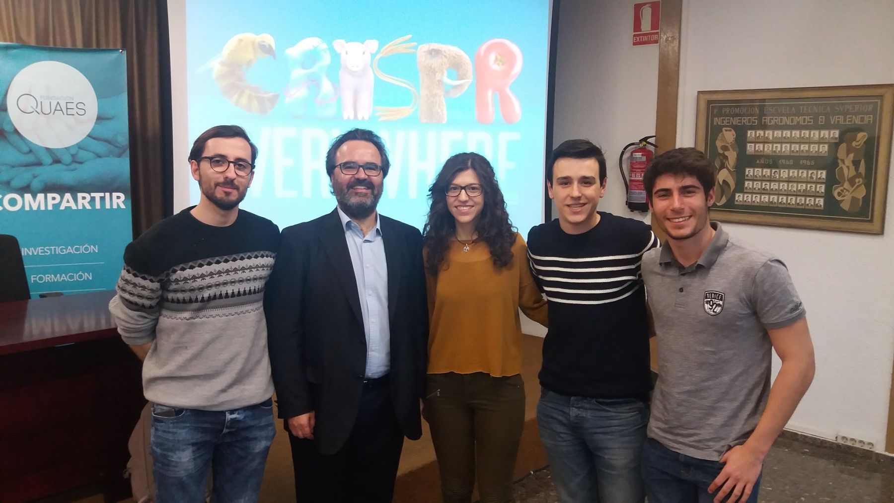 Eñl Dr. Lluis Montoliu con los chavales del Hype IT que ganaron un premio en el MIT