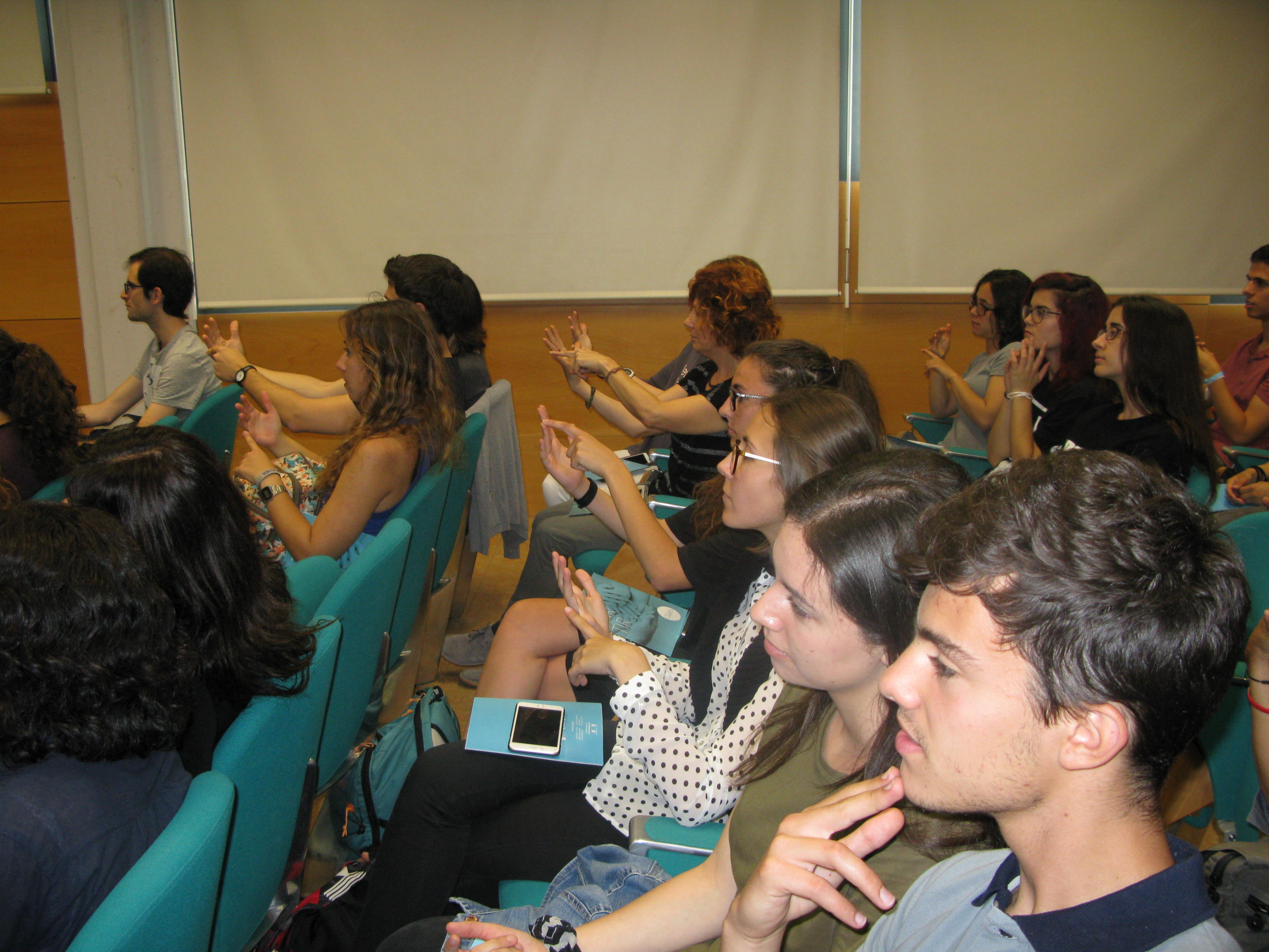 Los asistentes a la ponencia interactuando con el Dr. Martínez Otero