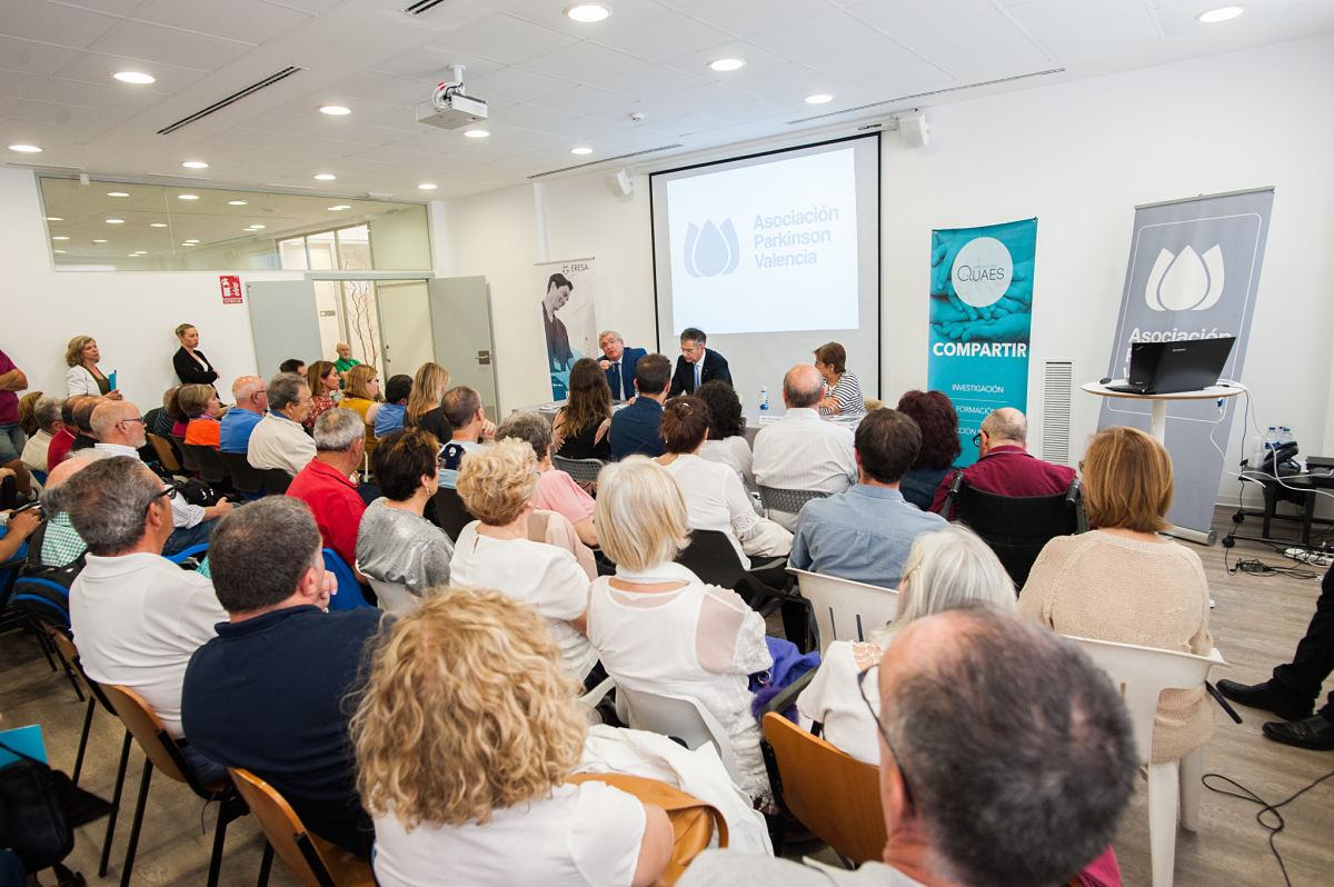 Charla del Dr. Lozano sobre el HIFU a pacientes con Parkinson