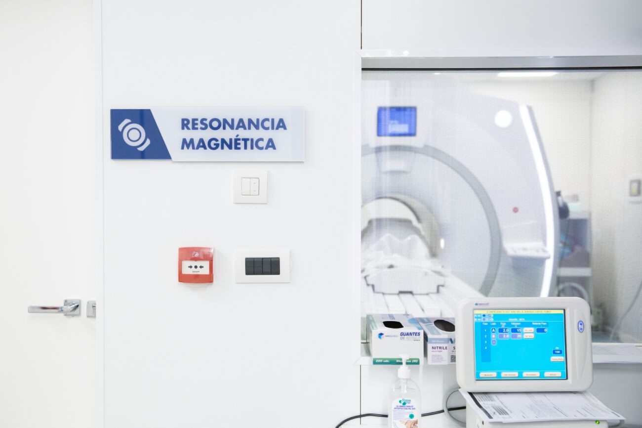Uso de resonancia magnética para el diagnóstico y seguimiento de la esclerosis múltiple_ foto clínicas Ascires