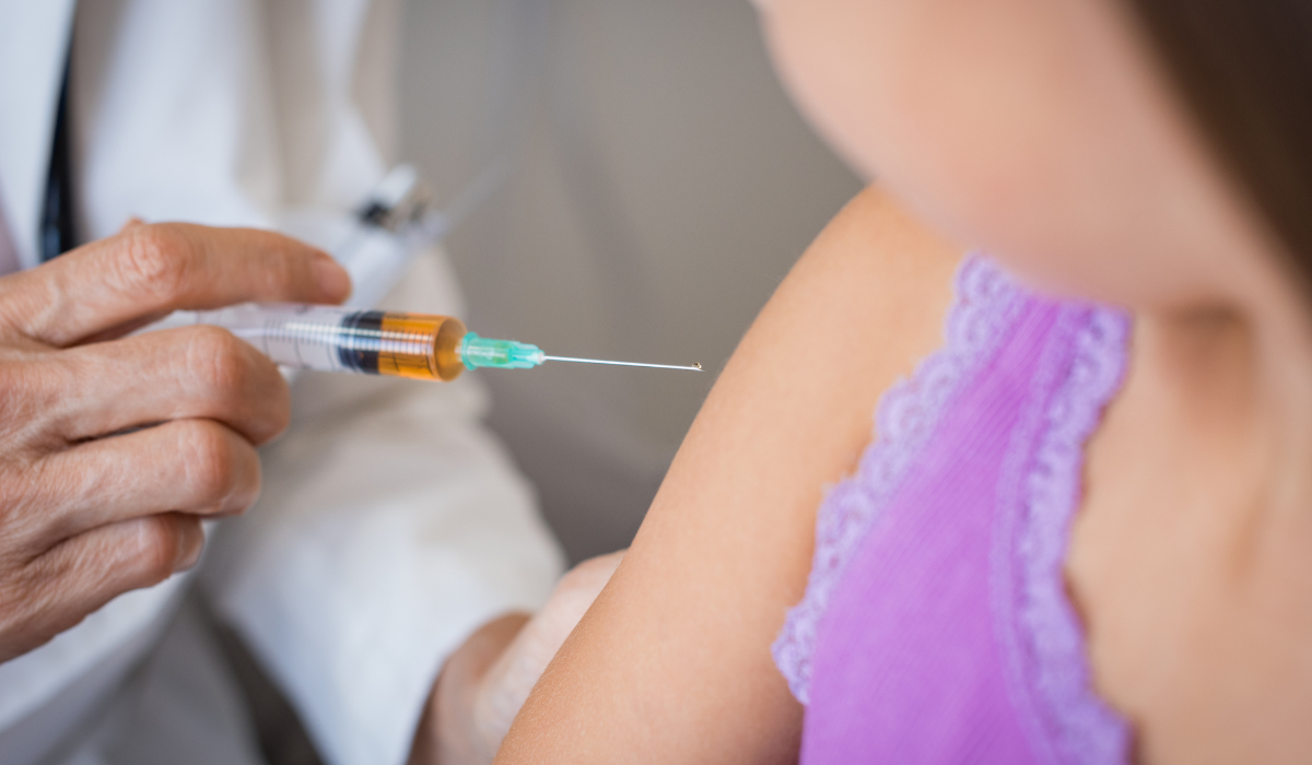 Sigue valiendo la pena vacunarse contra la COVID-19