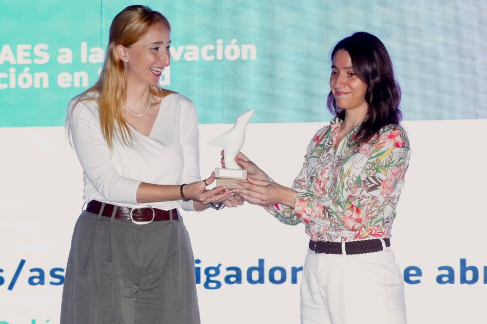 Mariola Penadés entrega el premio a la Mejor Tesis Doctoral de la Cátedra Universitat Politècnica de València – Ascires /QUAES a la investigadora Marta Garo Pascual.